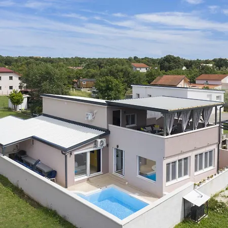 Ferienhaus 4-bedroom With Pool In