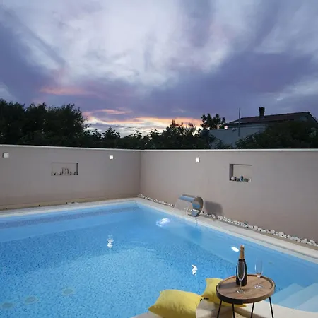 4-bedroom With Pool In بيت للعطل