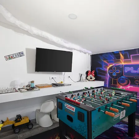 4-bedroom With Pool In