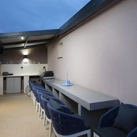 4-bedroom With Pool In بيت للعطل بيروغ