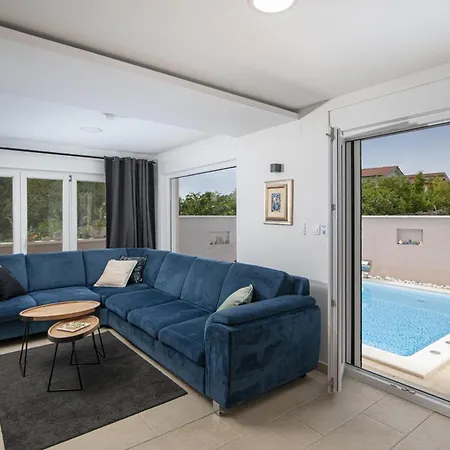 4-bedroom With Pool In Ferienhaus Peroj