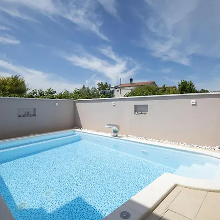 4-bedroom With Pool In بيت للعطل بيروغ