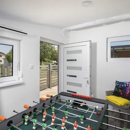 Ferienhaus 4-bedroom With Pool In Peroj