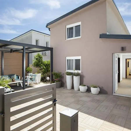 Ferienhaus 4-bedroom With Pool In *