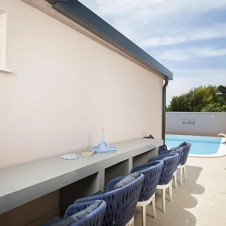 4-bedroom With Pool In