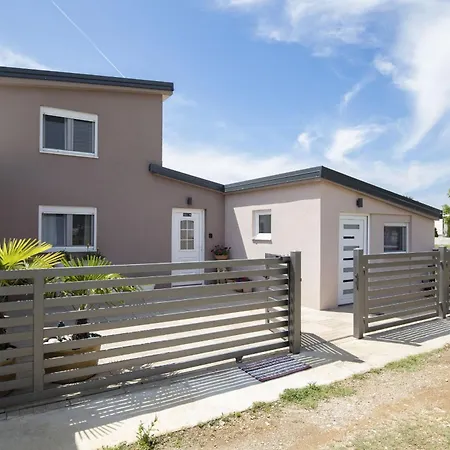 4-bedroom With Pool In بيت للعطل