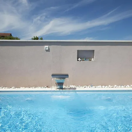 4-bedroom With Pool In بيروغ