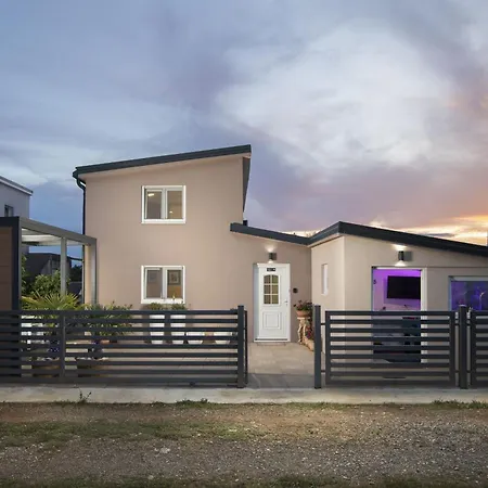 بيت للعطل 4-bedroom With Pool In بيروغ