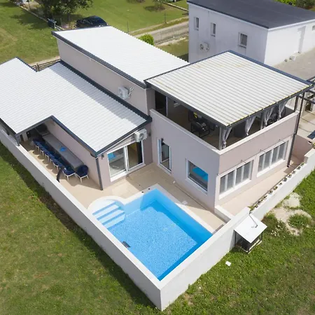 4-bedroom With Pool In *