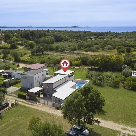 4-bedroom With Pool In بيروغ