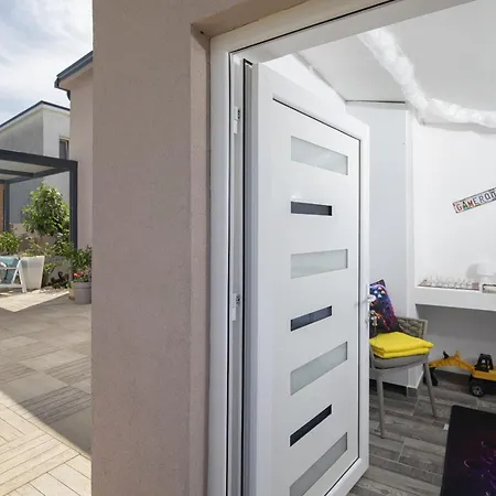 4-bedroom With Pool In *