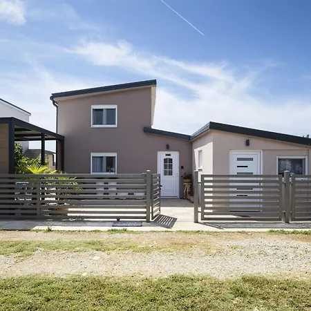 4-bedroom With Pool In Ferienhaus Peroj