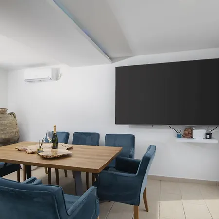 Ferienhaus 4-bedroom With Pool In *