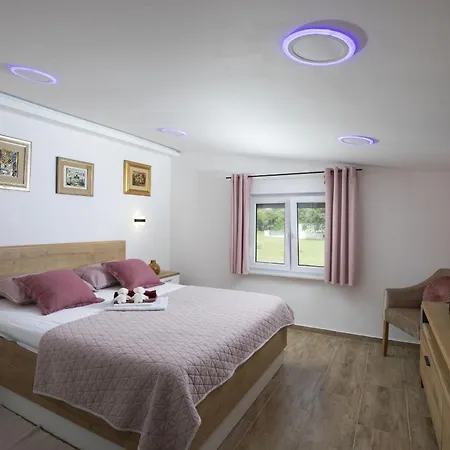 4-bedroom With Pool In Ferienhaus *