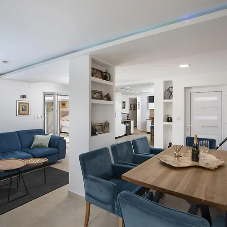 بيت للعطل 4-bedroom With Pool In *