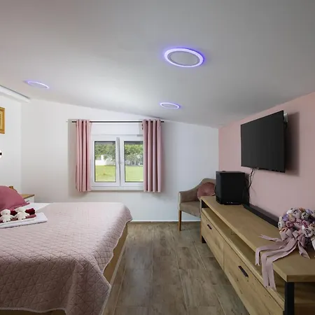 4-bedroom With Pool In Peroj
