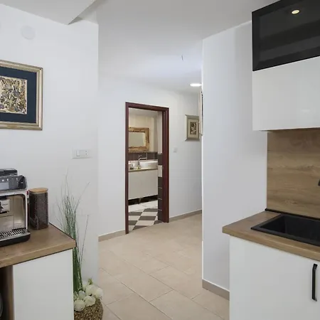 Ferienhaus 4-bedroom With Pool In Peroj