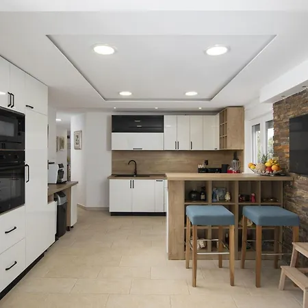 4-bedroom With Pool In *