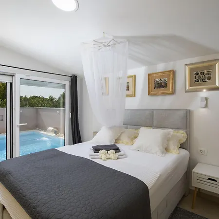 4-bedroom With Pool In Ferienhaus