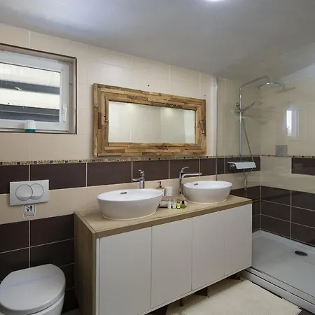 4-bedroom With Pool In