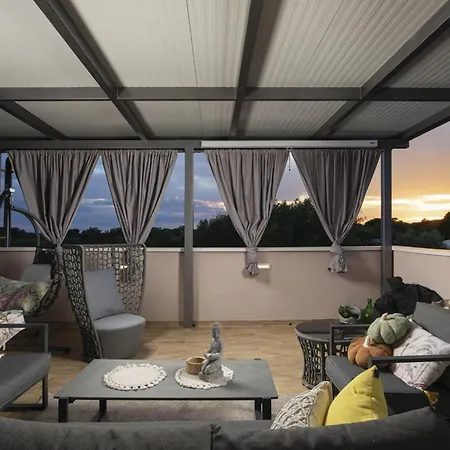 4-bedroom With Pool In *