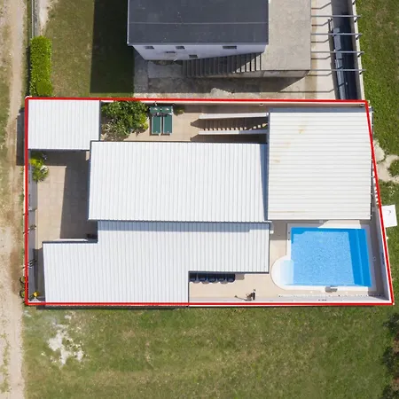 بيت للعطل 4-bedroom With Pool In بيروغ